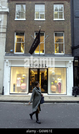 Vor Dem Chanel Shop. Die Vorderseite der Chanel-Küste in der Bond Street, London. Stockfoto