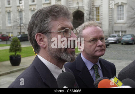 Sinn Fein-Chef Gerry Adams (L) und der stellvertretende Vorsitzende Martin McGuiness (R) sprachen vor den Medien in Regierungsgebäuden in Dublin, Republik Irland, bevor sie sich mit Taioseach Bertie Ahern zu Gesprächen über den Friedensprozess in Nordirland treffen. Stockfoto