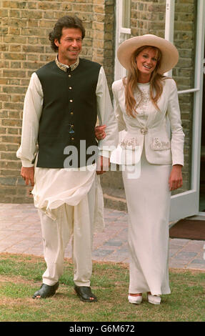 Der ehemalige pakistanische Cricket-Kapitän Imran Khan und seine Braut Jemima Goldsmith vor dem Richmond Registry Office nach ihrer Hochzeit. Stockfoto