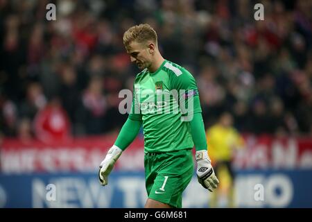 Der Torhüter Joe hart von Manchester City erscheint niedergeschlagen, nachdem Bayerns Münchens Mario Gotze (nicht im Bild) das zweite Tor seiner Mannschaft erzielt hatte Stockfoto