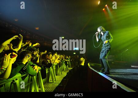 Bobby Gillespie von Primal Scream tritt im Winter Wonderland 2013 von XFM im O2 Apollo Manchester auf. Stockfoto