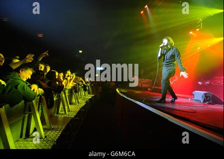 Bobby Gillespie von Primal Scream tritt im Winter Wonderland 2013 von XFM im O2 Apollo Manchester auf. Stockfoto