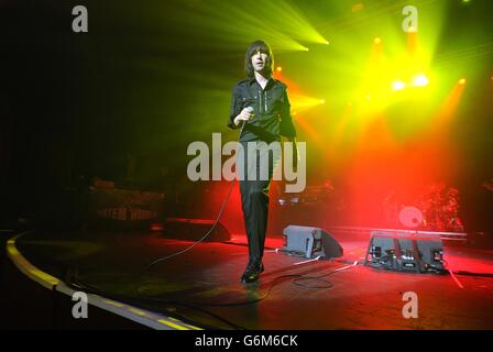 Bobby Gillespie von Primal Scream tritt im Winter Wonderland 2013 von XFM im O2 Apollo Manchester auf. Stockfoto