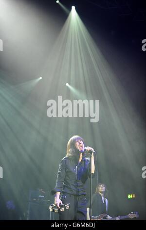 Bobby Gillespie von Primal Scream tritt im Winter Wonderland 2013 von XFM im O2 Apollo Manchester auf. Stockfoto