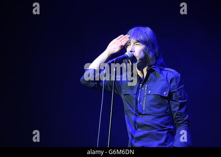 Bobby Gillespie von Primal Scream tritt im Winter Wonderland 2013 von XFM im O2 Apollo Manchester auf. Stockfoto