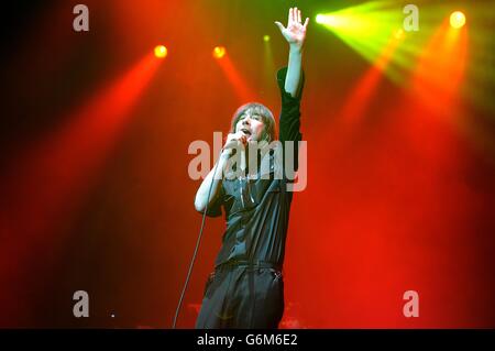 Bobby Gillespie von Primal Scream tritt im Winter Wonderland 2013 von XFM im O2 Apollo Manchester auf. Stockfoto