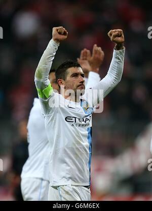 Fußball - UEFA Champions League - Gruppe D - Bayern München / Manchester City - Allianz Arena. Aleksandar Kolarov von Manchester City feiert nach dem letzten Pfiff Stockfoto