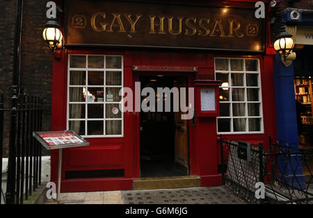 Das ungarische Restaurant Gay Hussar, 2 Greek Street, London als Genossenschaft aus Politik, Medien und Kunst, die sich zur Rettung des berühmten Restaurants gebildet hat, sucht nach dringenden Gesprächen mit dem derzeitigen Eigentümer, nachdem er ein verlorengekauftes Angebot eingereicht hat. Stockfoto