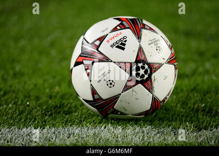 Fußball - UEFA Champions League - Gruppe H - Barcelona / Celtic - Camp Nou. Detailansicht eines offiziellen Adidas UEFA Champions League Spielballs Stockfoto