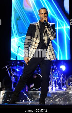 JLS in Birmingham. Marvin Humes von JLS tritt während ihrer Auf Wiedersehen Tour in der LG Arena in Birmingham auf der Bühne auf. Stockfoto