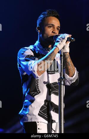 JLS in Birmingham. Aston Merrygold von JLS tritt auf der Bühne während ihrer Auf Wiedersehen Tour in der LG Arena in Birmingham auf. Stockfoto