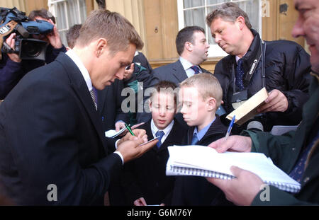 England Rugby-WM-Held Jonny Wilkinson, 24, unterzeichnet Autogramme am Buckingham Palace in London, nachdem er einen MBE (Mitglied des Order of the British Empire) von der britischen Königin Elizabeth II. Erhalten hat Stockfoto