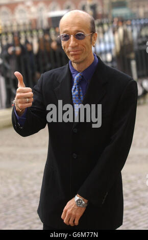 Bee Gee Robin Gibb trifft bei der Zeremonie für den Preis „das Kind des Mutes“ der Frau ein, der in der Westminster Abbey in London stattfand. Stockfoto