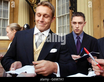 England Rugby World Cup Held Jonny Wilkinson, 24, Zeichen Autogramme vor Buckingham Palace in London, nachdem sie den MBE (Mitglied des Order of the British Empire) von der britischen Königin Elizabeth II... Stockfoto