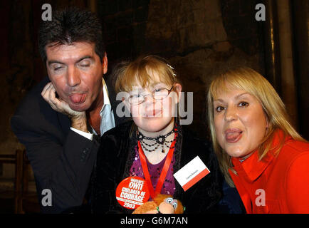 Nicki Chapman (rechts) und Simon Cowell von der Reality-TV-Show „Popstars“ mit Laura Brewin, 10, aus Leicester, nachdem sie ihren „Women's Own Children of Courage Award“ in Westminster Abbey im Zentrum von London erhalten hatte. Gary Brewin, 36, Vater von Laura - die an Down-Syndrom leidet und ihr linkes Bein unter dem Knie amputiert hat, nachdem sie sich an einem fleischfressenden Käfer erkrankt hatte - sagte über seine Tochter: „Sie ist sehr glücklich und aufgeschlossen“. Stockfoto