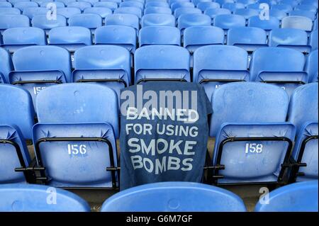 Fußball - Barclays Premier League - Everton gegen Fulham - Goodison Park. Ein Schild im Goodison Park zeigt einen Fansitz, der wegen des Absetzens von Rauchbomben aus dem Stadion verbannt wurde Stockfoto