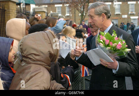 Der Prinz von Wales trifft sich bei seinem Besuch in West London mit den Wellwhern. Während seines Besuchs besuchte Charles das New Avenues Youth Projekt. Stockfoto