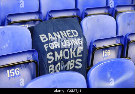 Ein Schild im Goodison Park zeigt einen Fansitz, der wegen Absetzen von Rauchbomben aus dem Stadion verbannt wurde Stockfoto