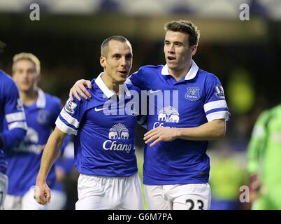 Fußball - Barclays Premier League - Everton gegen Fulham - Goodison Park. Leon Osman von Everton feiert sein Eröffnungstreffer an der Seite seines Teamkollegen Seamus Coleman (rechts) Stockfoto