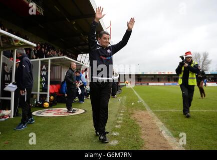 Crawley Town Manager John Gregory applaudiert die Heimfans vor dem Sky Bet League One Spiel im Checktrade.com Stadium, Crawley. Stockfoto