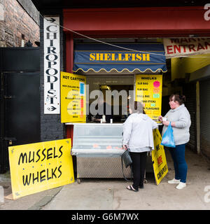 Kleiner Fisch Kiosk mit Muscheln an Barras Markt in Gallowgate Glasgow, Vereinigtes Königreich Stockfoto