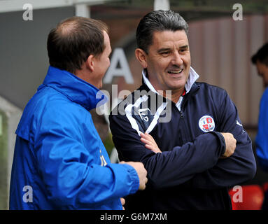 Crawley Town Manager John Gregory und Preston North End Manager Simon Grayson (links) vor dem 1-Match der Sky Bet League im Stadion Checktrade.com in Crawley. Stockfoto