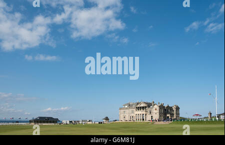 Der Royal and Ancient Clubhouse neben 18. Grün auf Old Course in St. Andrews Golfplatz in Fife, Schottland, Vereinigtes Königreich Stockfoto