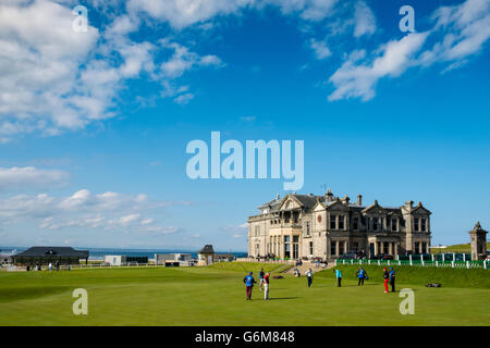 Der Royal and Ancient Clubhouse neben 18. Grün auf Old Course in St. Andrews Golfplatz in Fife, Schottland, Vereinigtes Königreich Stockfoto