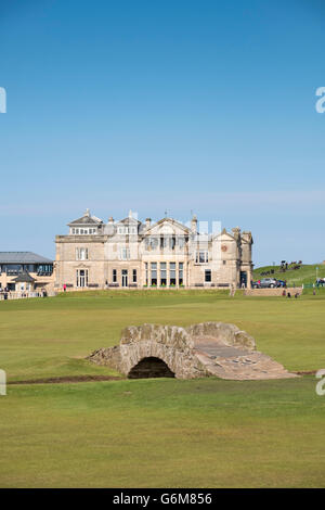 Blick auf Clubhaus und Swilken brennen Brücke am Fairway des 18. Loch am Old Course in St. Andrews in Fife, Schottland, Vereinigtes Königreich Stockfoto