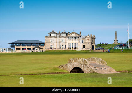 Ansicht des Klubhauses und Brennen Swilken Bridge auf dem Fairway von Loch 18, Tom Morris, am Old Course in St Andrews, Fife, Schottland, Vereinigtes Königreich Stockfoto