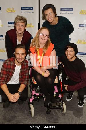 Vier Mitglieder der Boyband One Direction (von links nach rechts) Liam Payne, Niall Horan, Harry Styles und Louis Tomlinson mit Fan Eleanor Gabriel aus Ramsgate in Kent, bei der Kinderhilfsorganisation Rays of Sunshine, die den Bandfilm This is US im Cineworld Wembley in London zeigt, Als kranke Kinder bekommen die Chance, ihre Helden zu treffen und Tickets für ihre Konzerte im nächsten Jahr zu gewinnen. Stockfoto