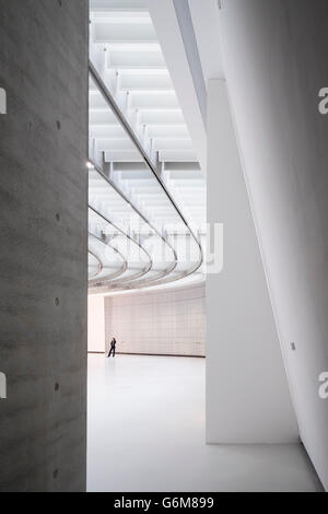 Innere des MAXXI nationalen Zentrum für zeitgenössische Kunst entworfen von Zaha Hadid in Rom, Italien Stockfoto