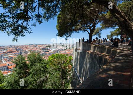 Lissabon, Juni 2015. Ein Blick über die roten Dächer der Stadt Lissabon, die Hauptstadt von Portugal vom Castelo de Sao Jorge. Stockfoto