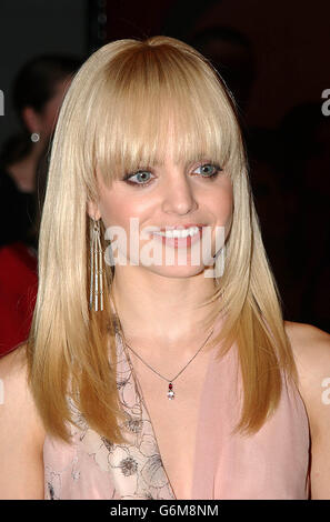 Schauspielerin Mena Suvari während ihres Gastauftritts in MTV's TRL UK in den MTV Studios in Camden, Nord London. Die Schauspielerin wirbt für ihren neuesten Film 'Spun'. Stockfoto