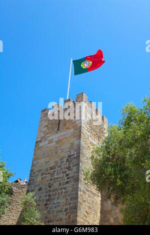 Die portugiesische Flagge fliegen auf einem Turm am Castelo de Sao Jorge in Lissabon Stockfoto