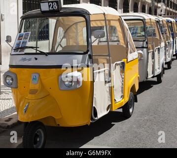 Eine bunte Tuk Tuk in Lissabon, Portugal. Angenommen aus Thailand und von Touristen und Ausflügler verwendet. Stockfoto