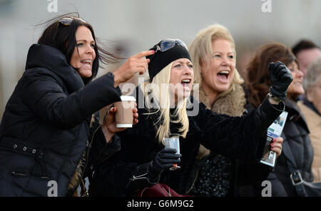 Weibliche Racegoers feuern ihre Pferde am 1. Tag des Tingle Creek Christmas Festival auf der Sandown Racecourse an Stockfoto