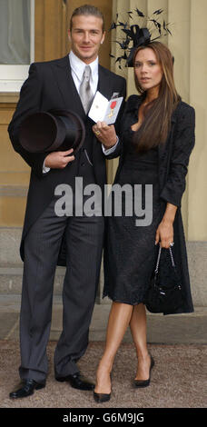 Der englische Fußballkapitän David Beckham steht mit seiner Frau Victoria zusammen, als er den OBE (Officer of the Order of the British Empire) zeigt, den er von der britischen Königin Elizabeth II. Im Londoner Buckingham Palace erhalten hat. Der ehemalige Manchester United-Star, der jetzt für Real Madrid spielt, sagte kürzlich: "Ich fühle mich geehrt und privilegiert, diese Anerkennung zu erhalten. Es ist nicht nur für mich, sondern für Manchester United, England, alle meine Teamkollegen und meine Familie." Stockfoto