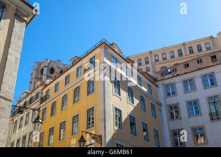 Bunte Pombaline Gebäude im Stil von Lissabon gegen ein strahlend blauer Himmel im Sommer Stockfoto