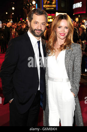 Anchorman 2: The Legend setzt Premiere fort - London. Judd Apatow und Leslie Mann bei der UK-Premiere von Anchorman 2 im Vue West End Kino, London. Stockfoto