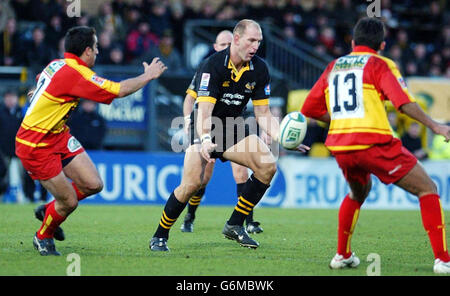 London wesps Captain Lawrence Dallaglio (Mitte) in Aktion gegen Perpignan während ihres Heineken Cup Pool Six Spiels im Causeway Stadium, Wycombe. Stockfoto