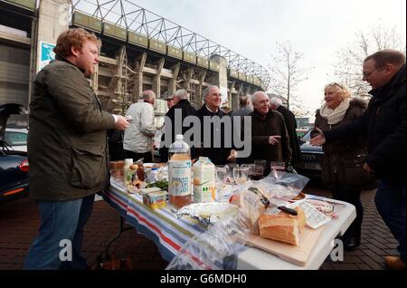 Rugby Union - 2013 Varsity Match - Oxford gegen Cambridge - Twickenham. Vor dem Varsity-Spiel 2013 in Twickenham, London, genießen die Massen Picknicks im West Car Park. Stockfoto