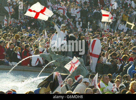 Fans treffen sich auf dem Trafalgar Square im Zentrum von London, bevor Englands Rugby-WM-siegreiche Mannschaft das Zentrum der Stadt bereisen. Fans aus dem ganzen Land werden erwartet, dass sie sich in der Hauptstadt treffen, um Englands Rugby-Weltmeister zu ehren, während sie die Stadt mit zwei offenen Bussen erkunden, die mit einer Rallye am Trafalgar Square enden. Stockfoto