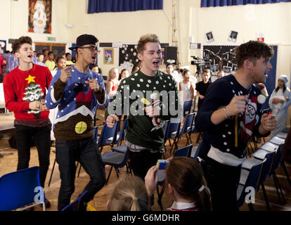 Factors Kingsland Road, nehmen Sie an einer Aufführung der Weihnachtsreise mit Schülern an der St. Lukes Catholic School in Essex am 12. Dezember 2013 Teil. Stockfoto