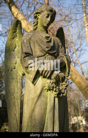 Nahaufnahme der Steinskulptur des Engels an sonnigen Wintertag auf dem Highgate Cemetery in Nord-London Stockfoto