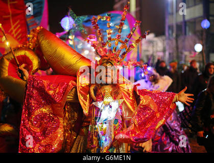 Die Menschen nehmen an einer Parade und Feuerzeremonie während der Wintersonnenwende in Dublin City am Smithfield Square Teil. Stockfoto