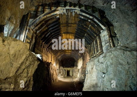 Osowka, Polen. 7. Mai 2016. Dem zweiten Weltkrieg Nazi-unterirdische Komplex befindet sich im Inneren Osowka Berg, Niederschlesien. Stockfoto