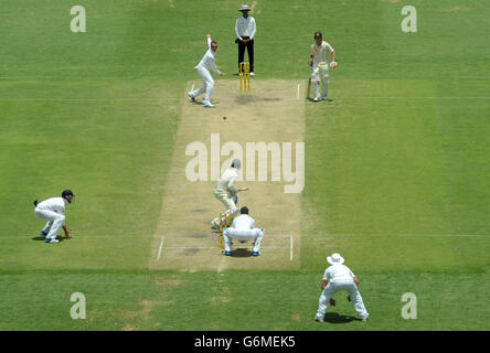 Zuvor unveröffentlichtes Bild vom 23. November 2013 zeigt Englands Graeme Swann Bowling auf dem Gabba Cricket Ground in Brisbane, Australien Stockfoto