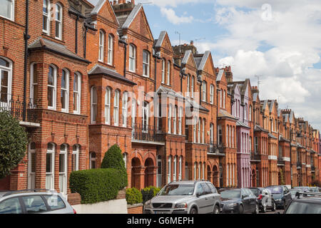Außenseite des viktorianischen Stadthaus in rotem Backstein-Fassaden auf Baalbec Straße in Highbury, London N5, England, UK Stockfoto