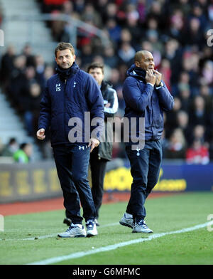 Tottenham Hotspors-Manager Tim Sherwood und Les Ferdinand (rechts) während des Barclays Premier League-Spiels im St Marys' Stadium, Southampton. Stockfoto